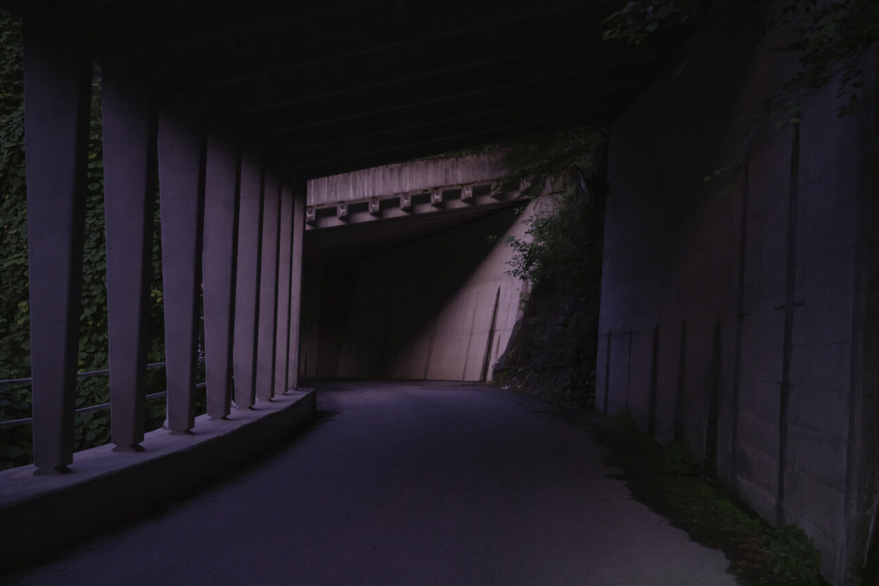 スノーシェッドを越える