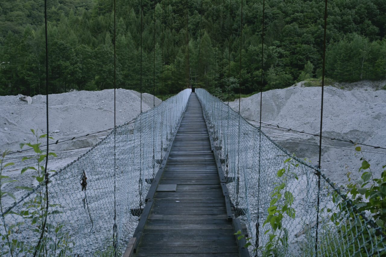 橋を渡り濁沢渡渉地点へ