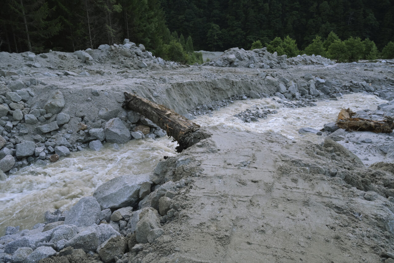 濁沢にかけられた仮設橋