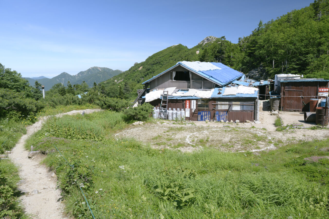 布団を干している烏帽子小屋