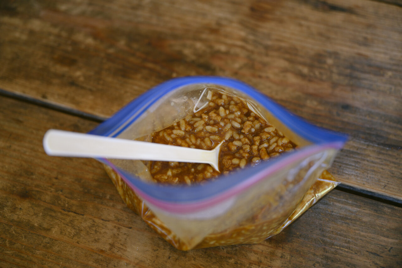 カレーメシを食べる