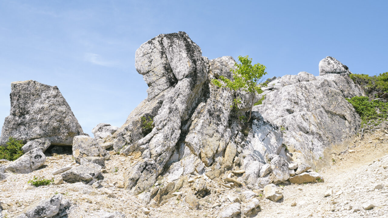 稜線にそり建つ花崗岩