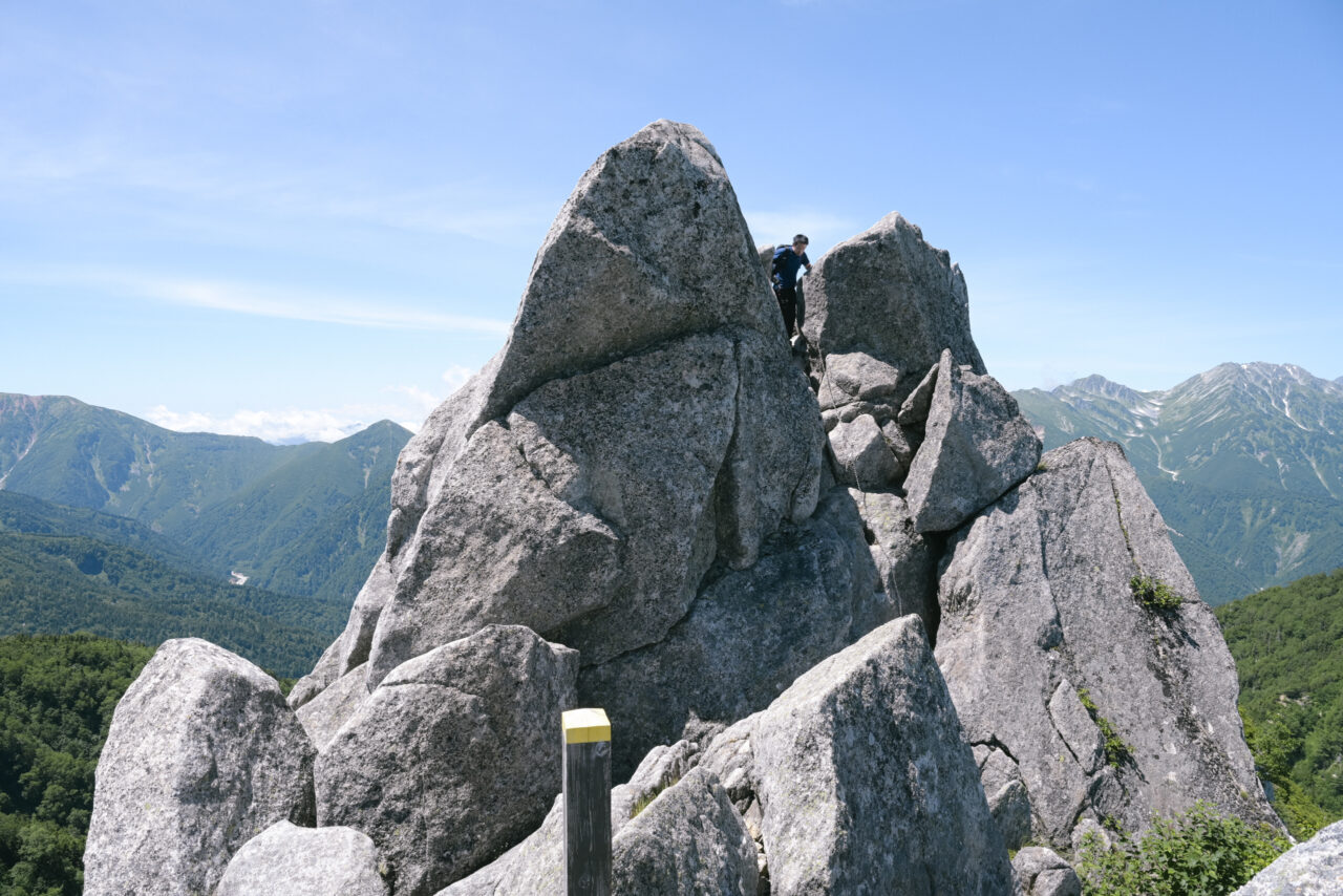 岩の上にある烏帽子岳山頂