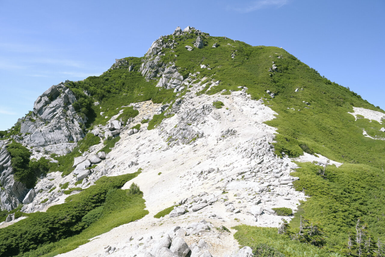 南沢岳の山肌
