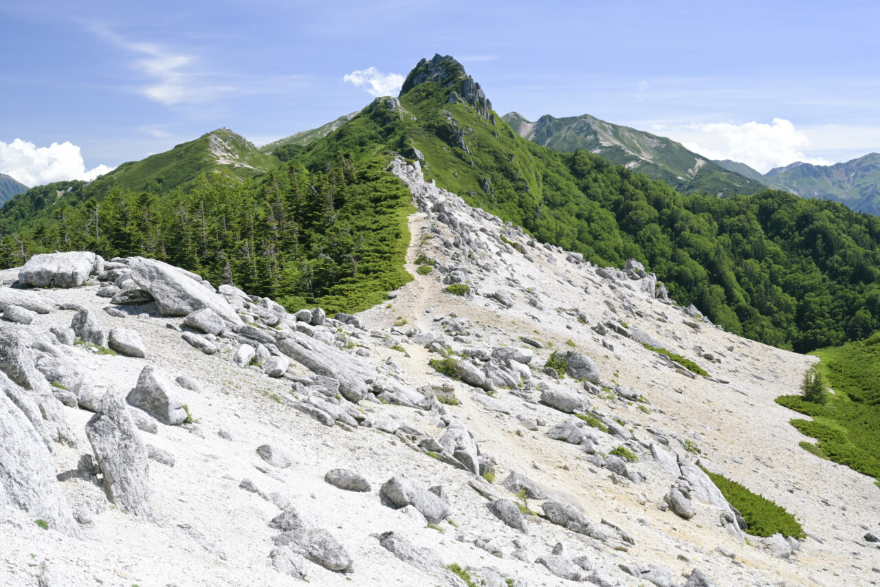 南沢岳の白砂の稜線と烏帽子岳山頂