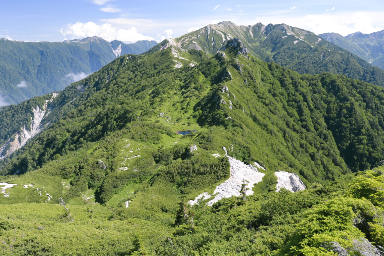 南沢岳から眺める烏帽子岳