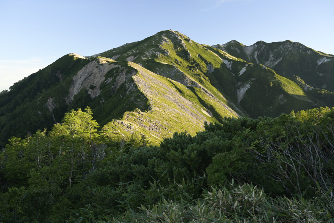夕日に染まる三ツ岳