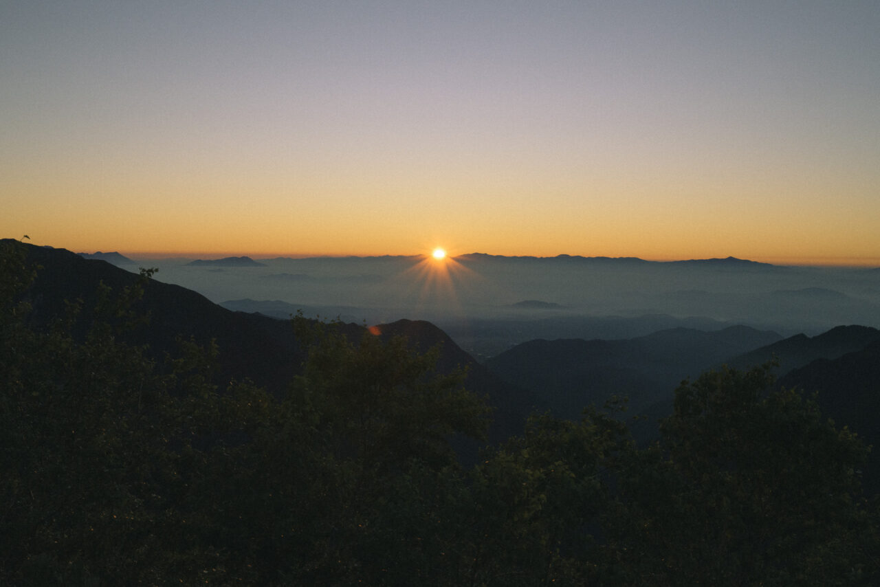 地平線から登る太陽