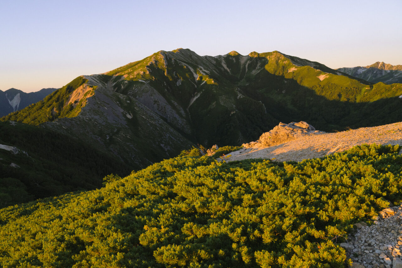 朝焼けに染まる三ツ岳