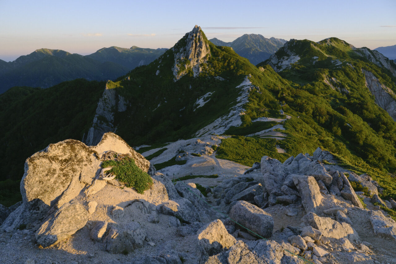 偽烏帽子岳から見る烏帽子岳