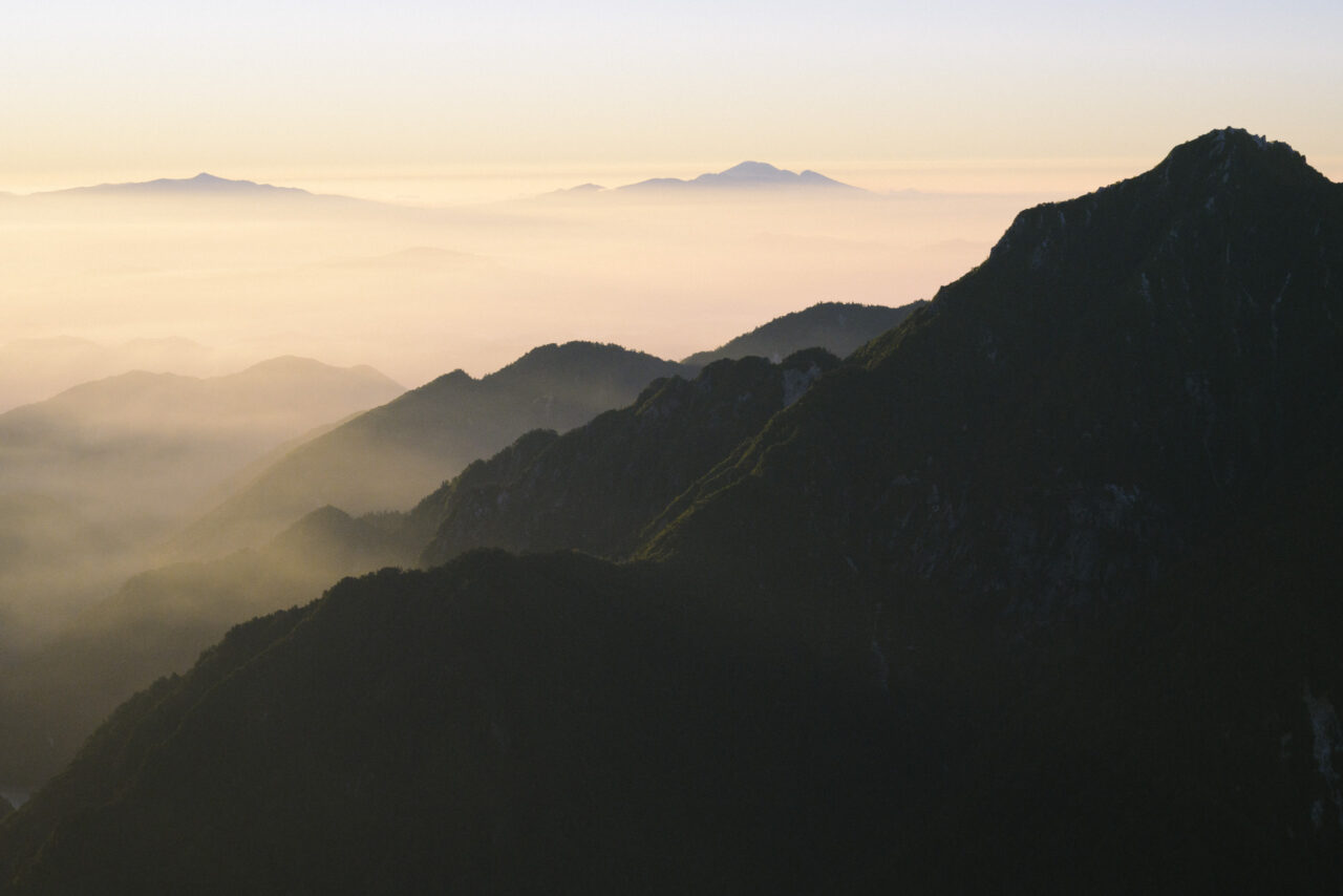 雲海のむこうの山々