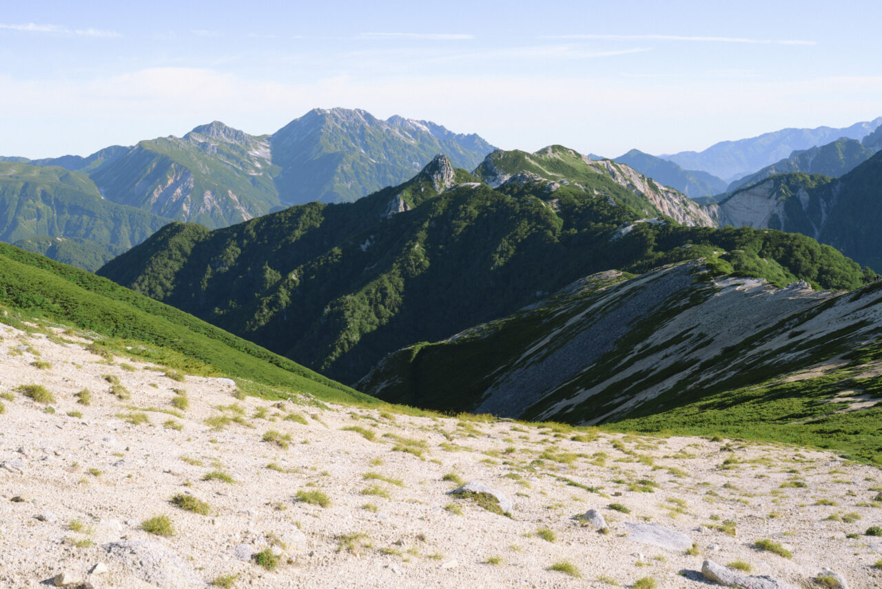 三ツ岳から烏帽子岳を見る