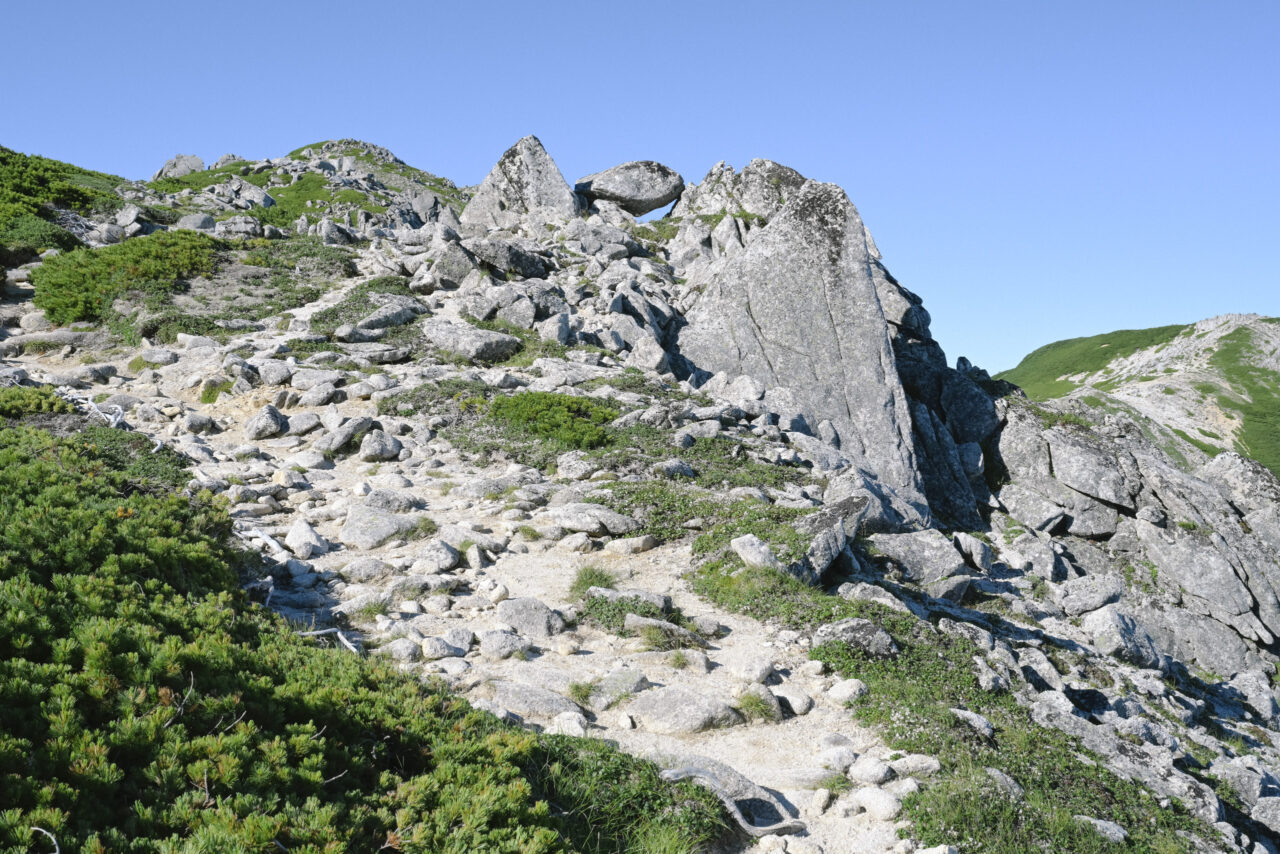 三ツ岳の積み重なる花崗岩