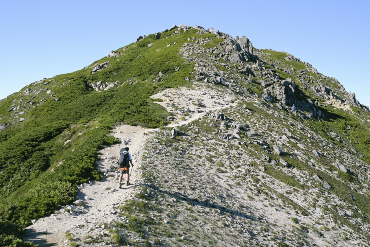 三ツ岳を登る登山者