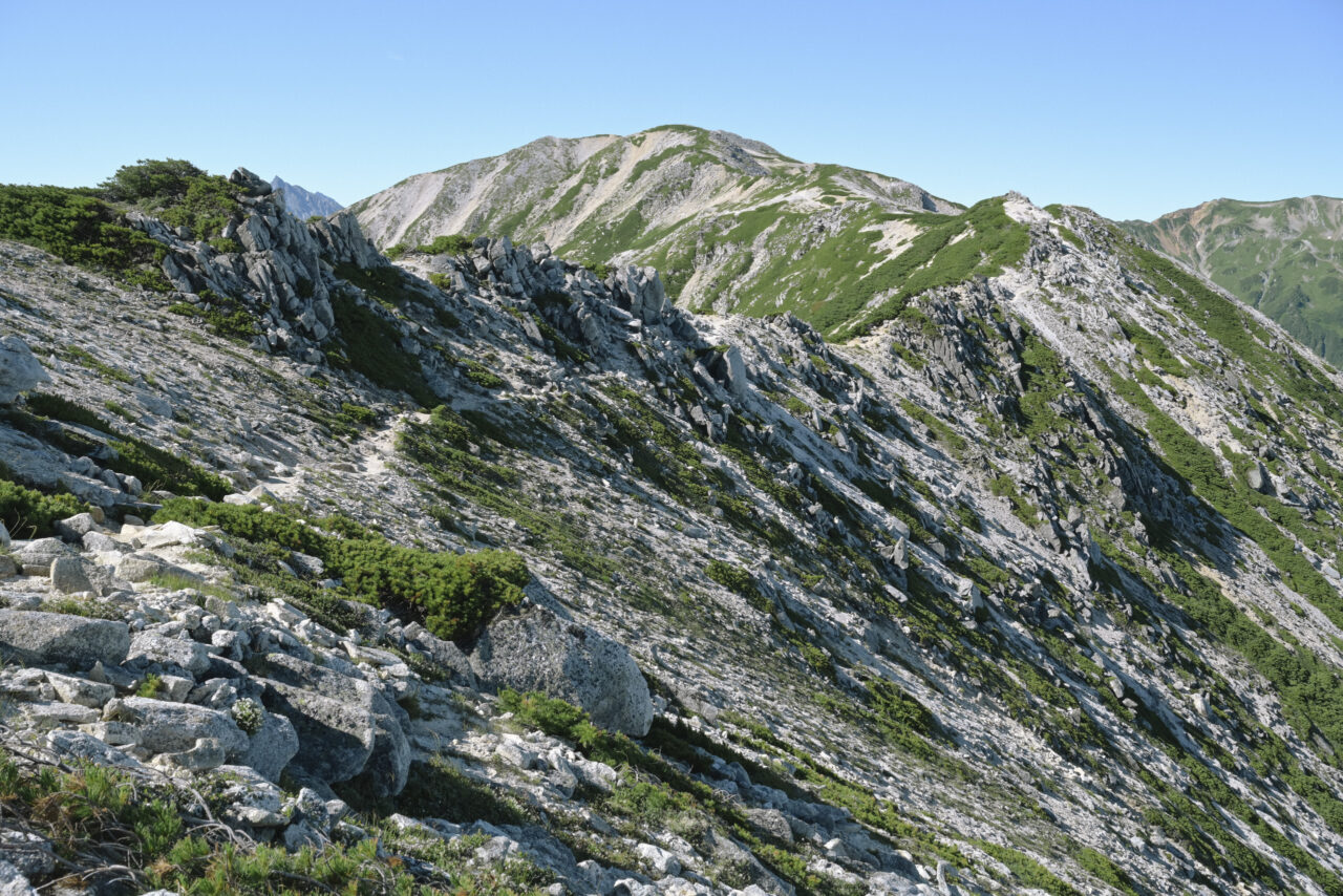 白い石に覆われた稜線