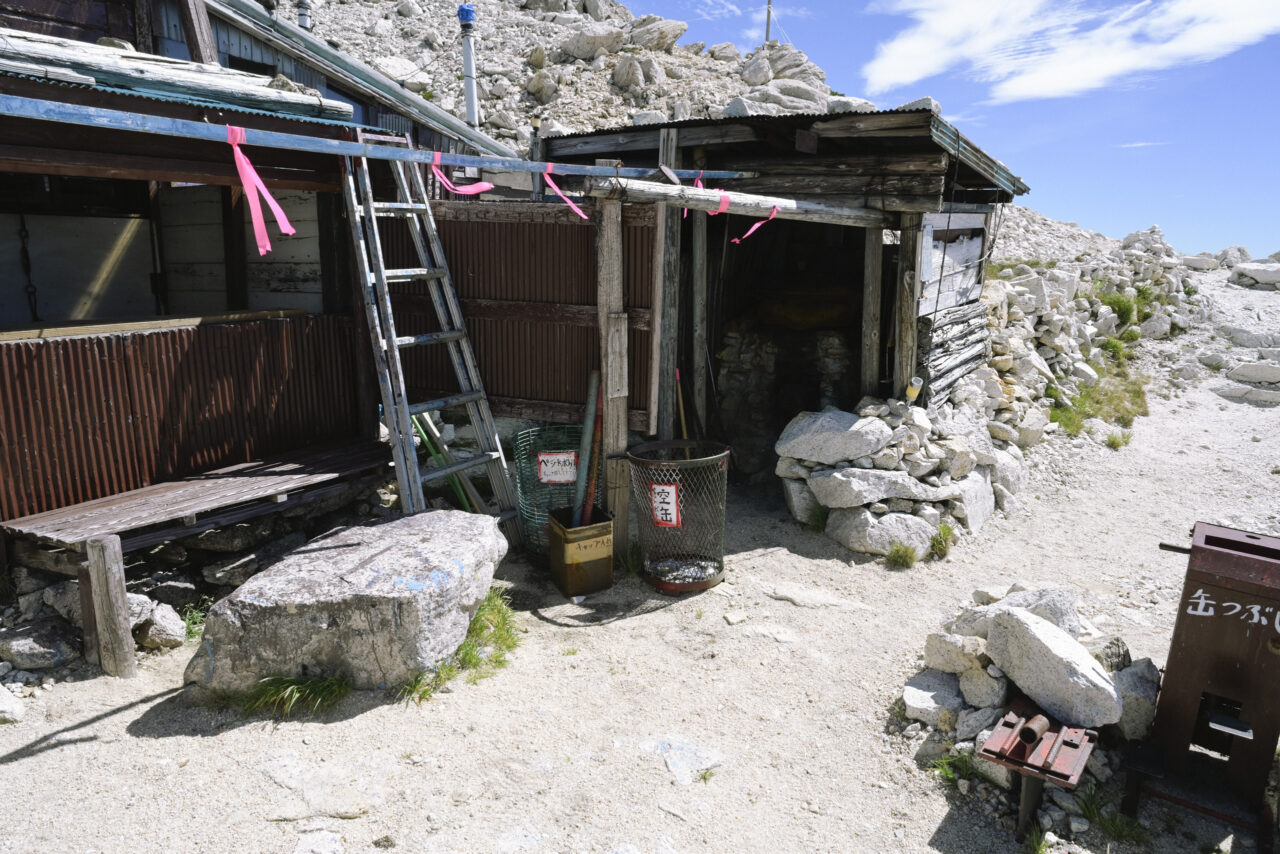 小屋の入り口へ