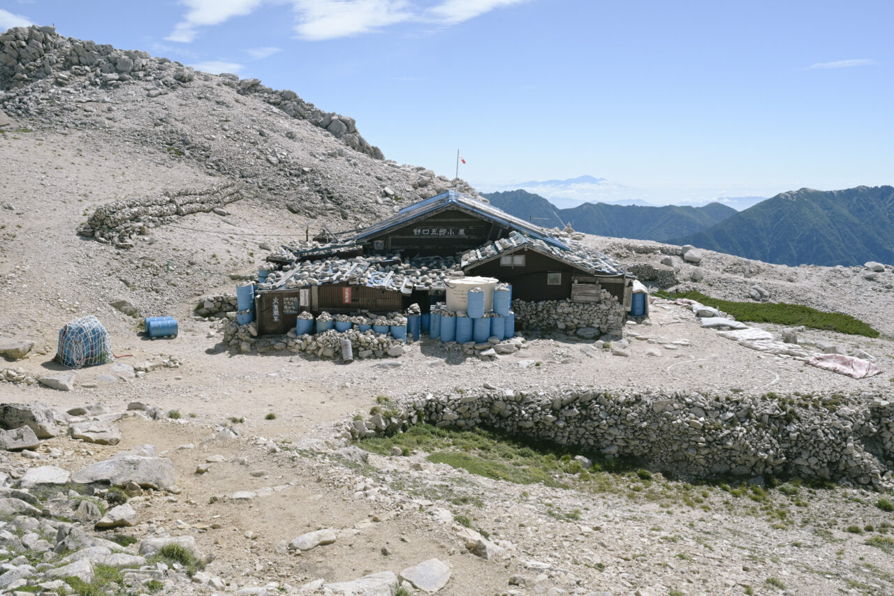 野口五郎小屋を出発