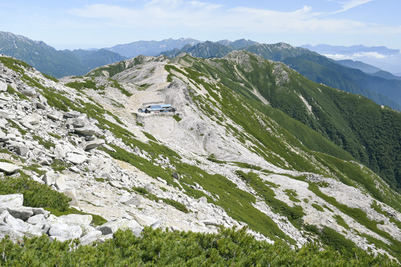 野口五郎岳から見る小屋