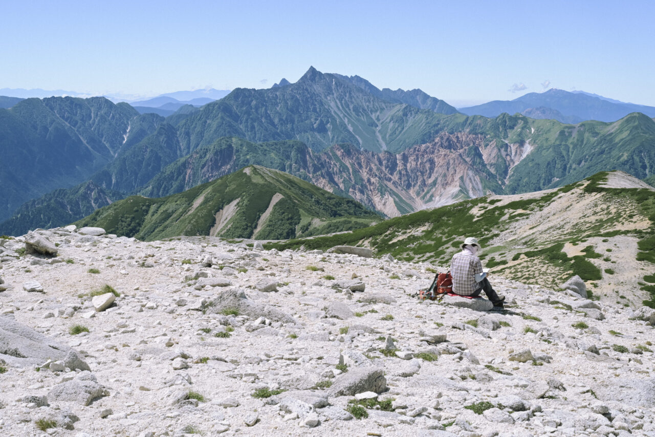 絵を描く登山者と槍ヶ岳