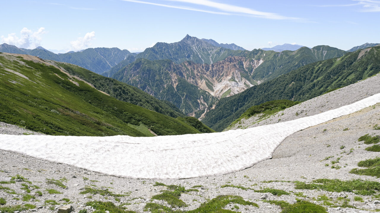 雪渓と槍ヶ岳の絶景