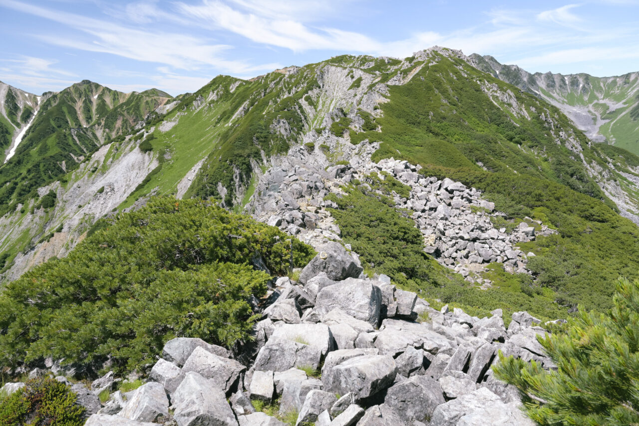 細かい岩が積み重なる登山道