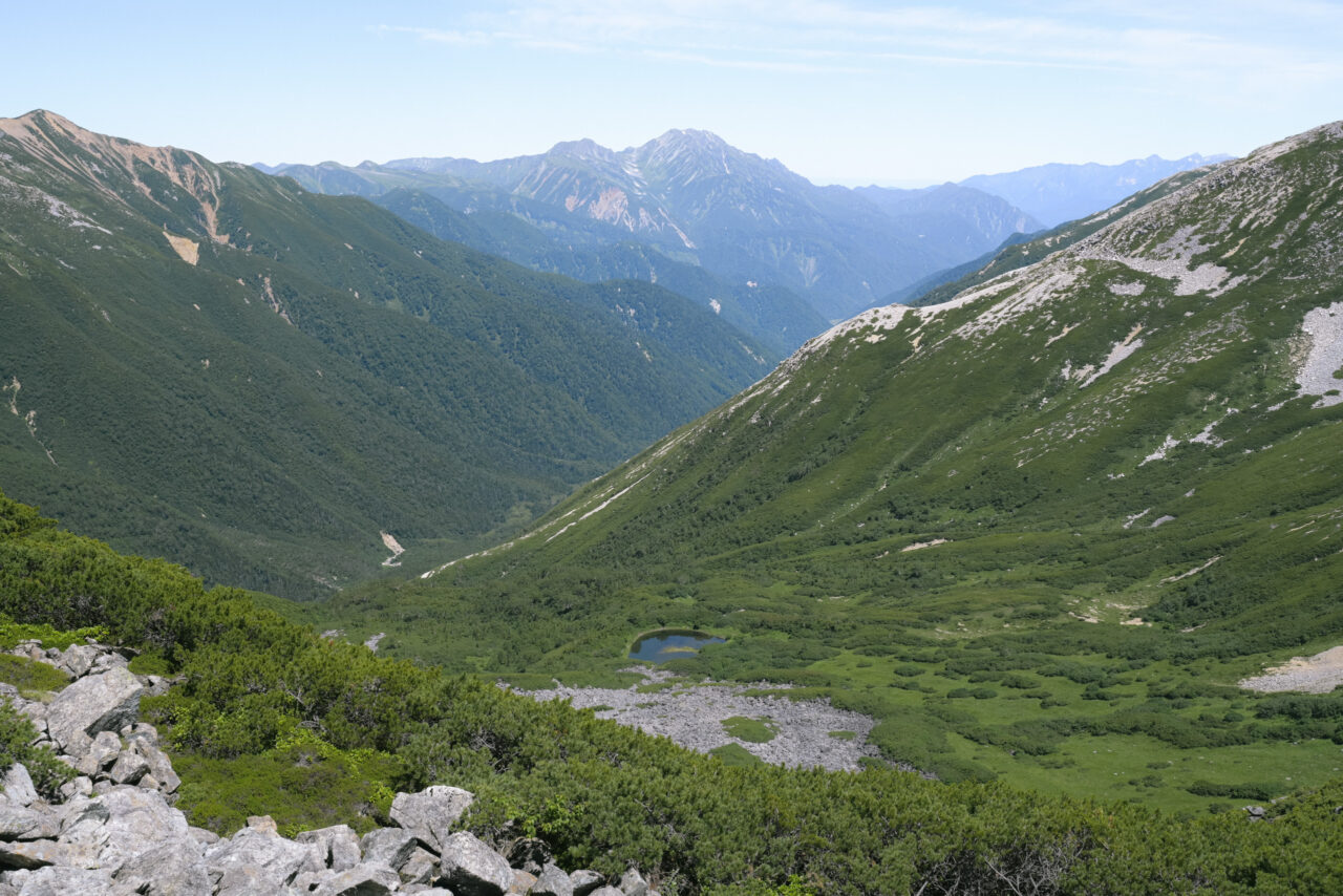 池塘と立山の眺め