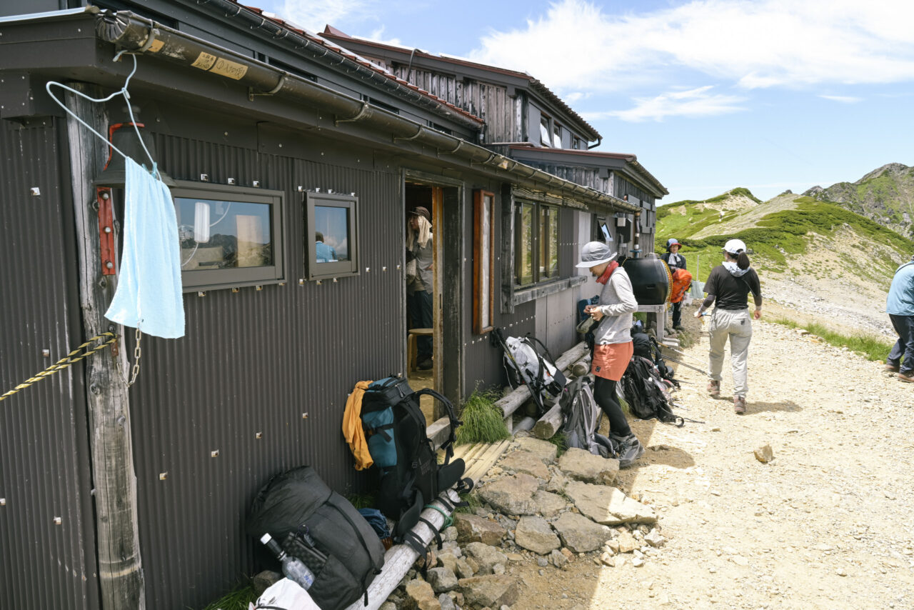 荷物をデポする登山者たち