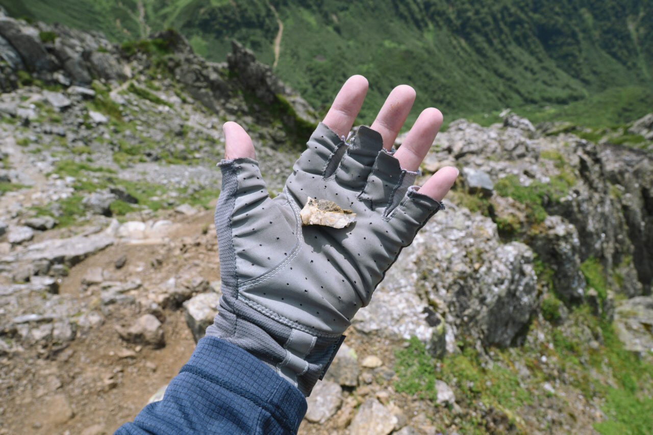 地面に落ちている水晶