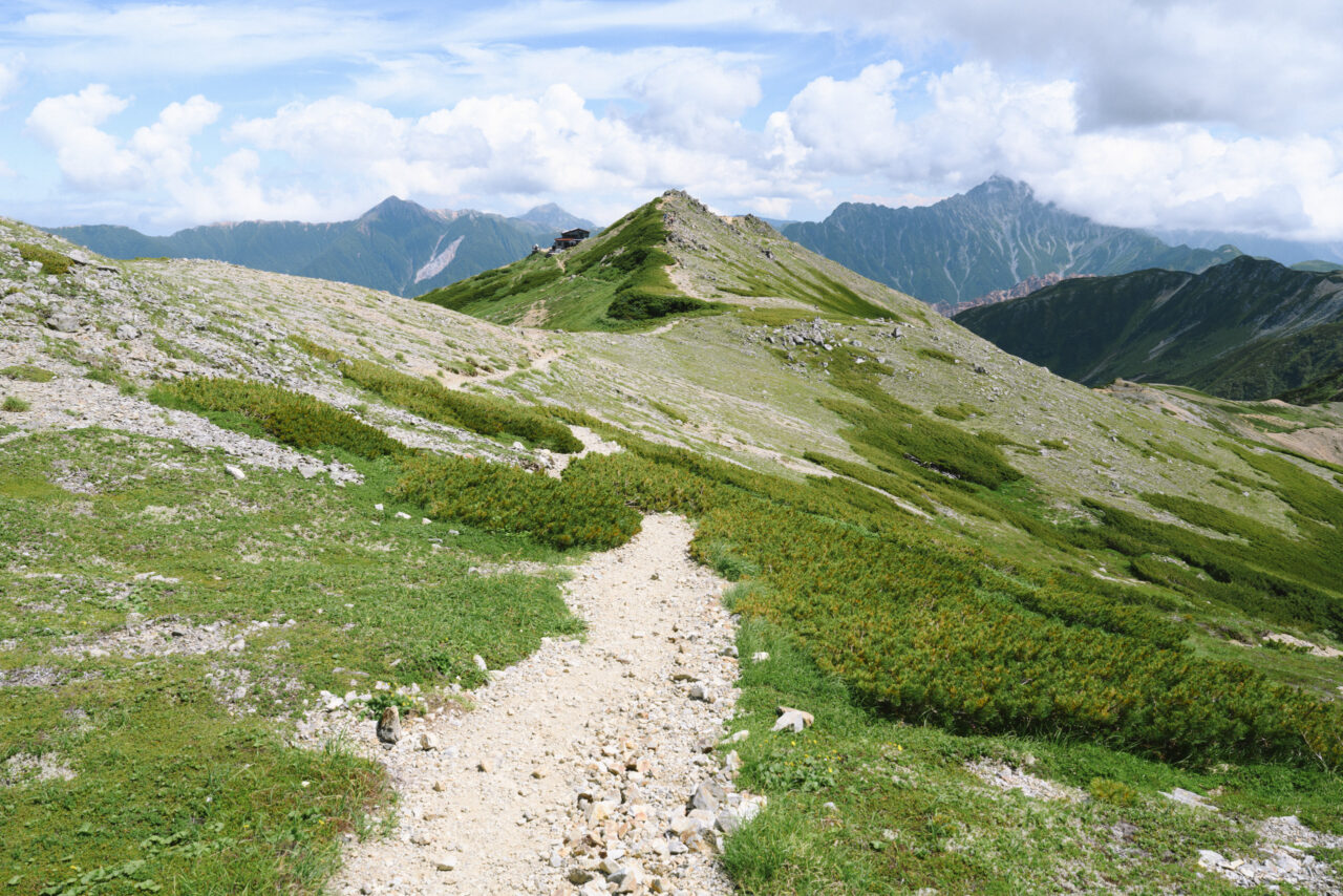 小屋のピークもきれいな三角形