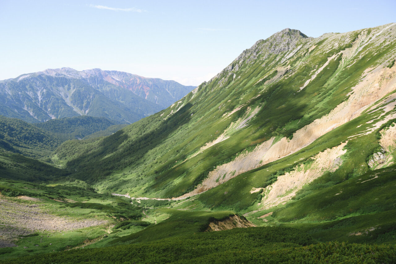 薬師岳方面に落ちる山肌