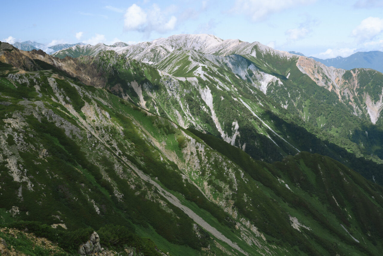 野口五郎岳への稜線を振り返る