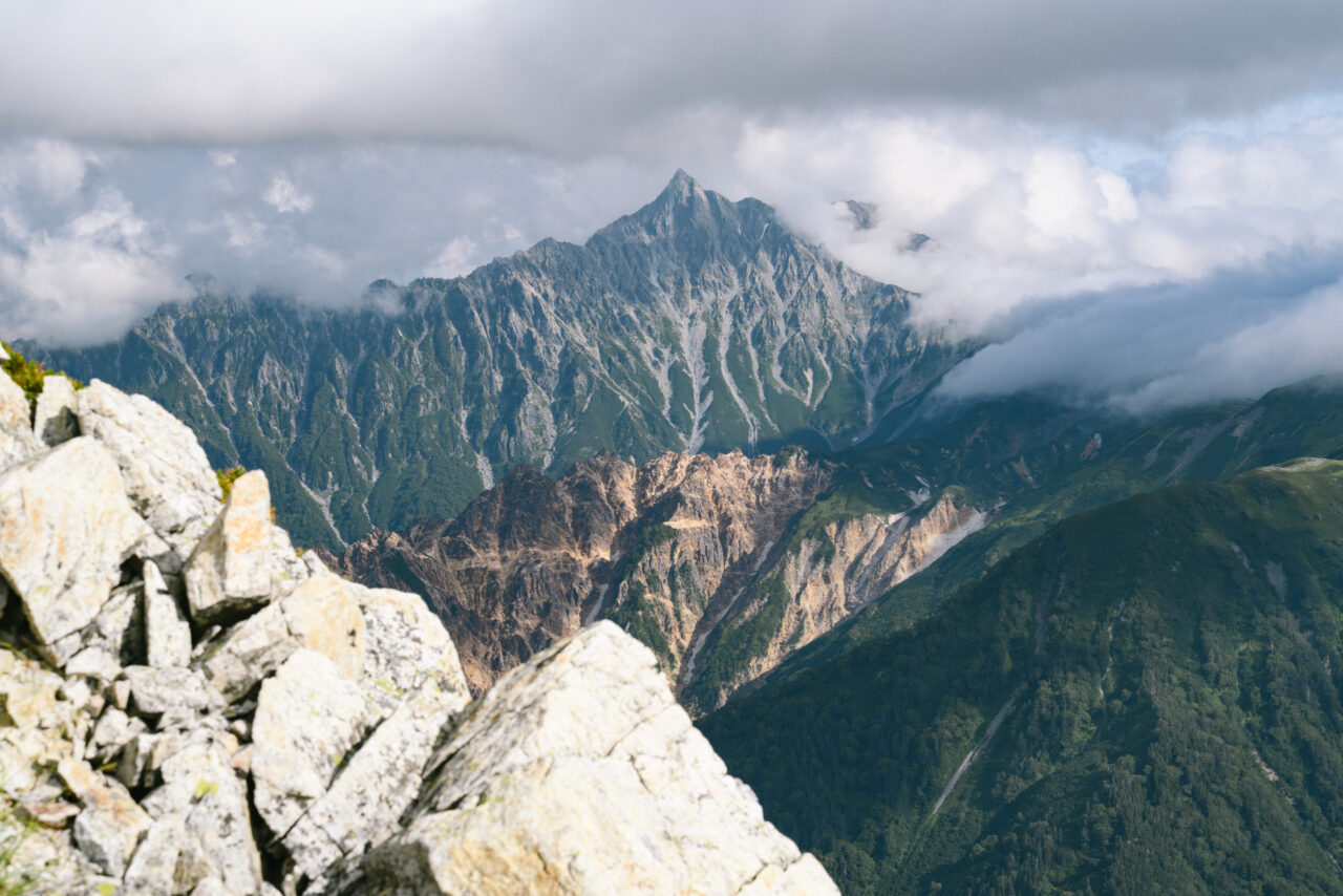 雲に覆われる槍ヶ岳