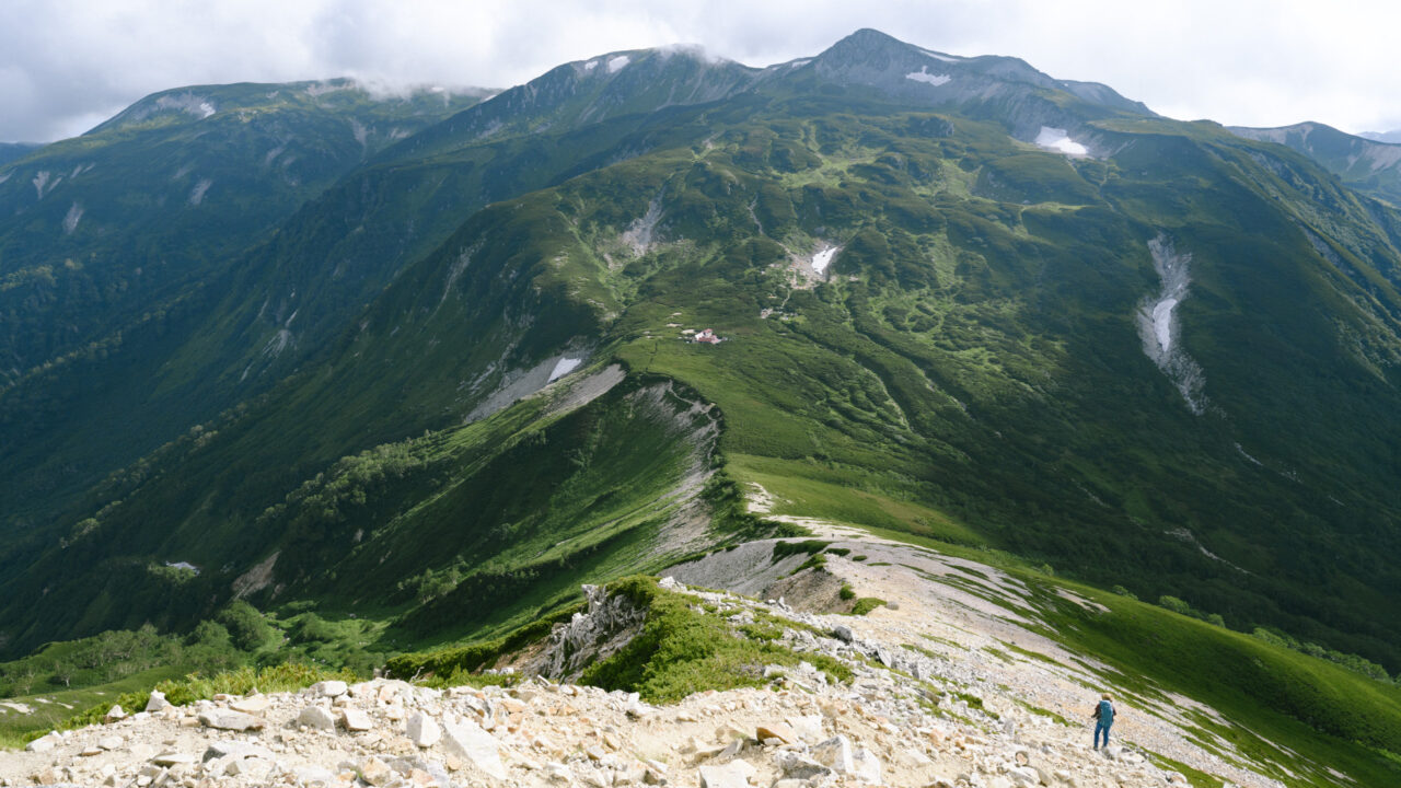 小屋へ続く雄大な眺め