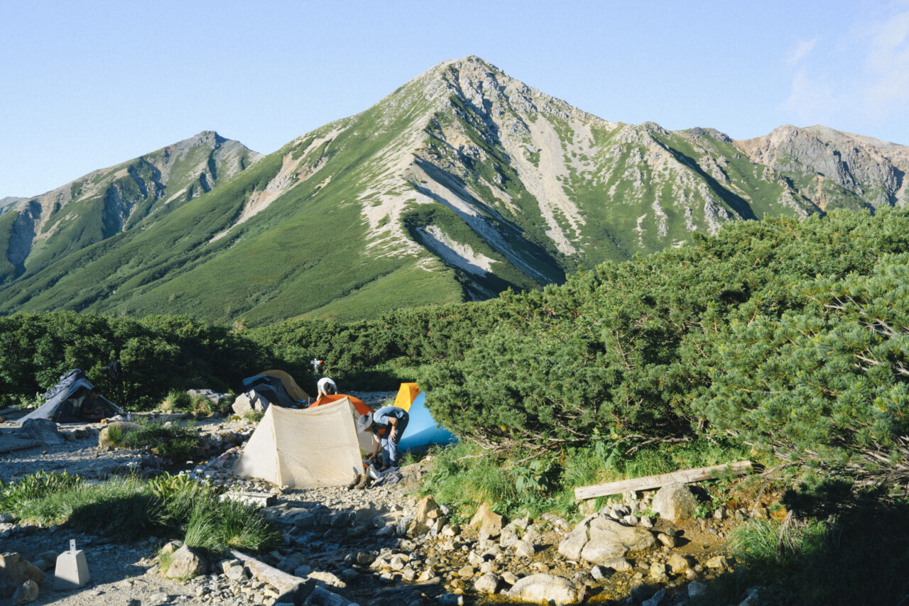 テント場から見上げる鷲羽岳