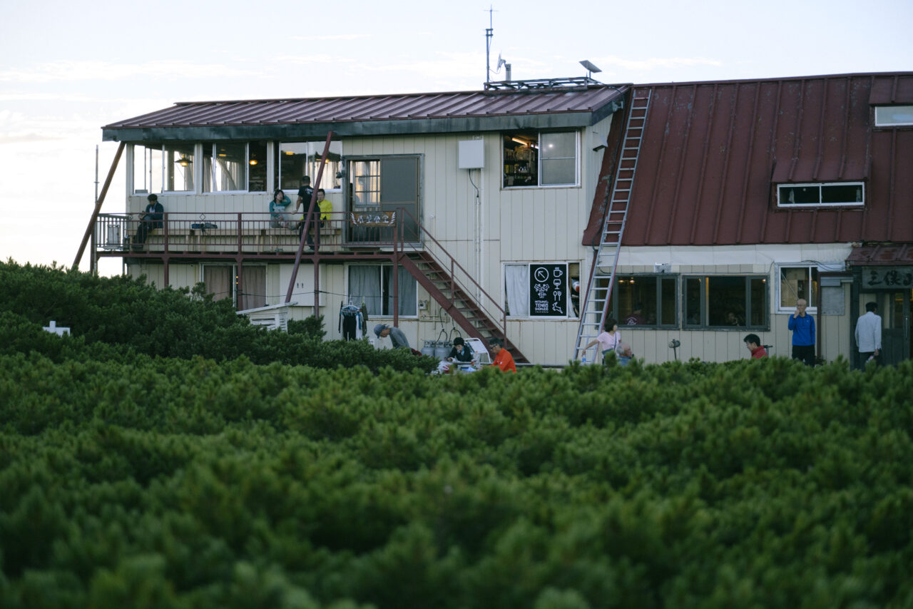 三俣蓮華小屋で憩う人々
