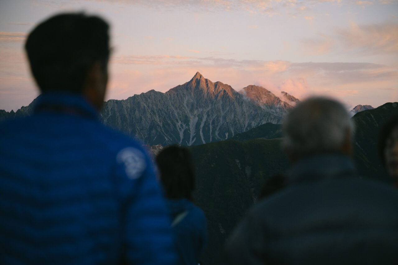 思い思いの時を過ごす人々