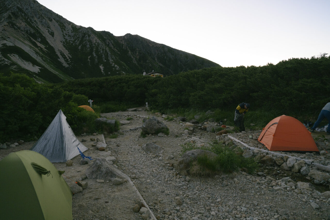 早朝の三俣山荘テント場