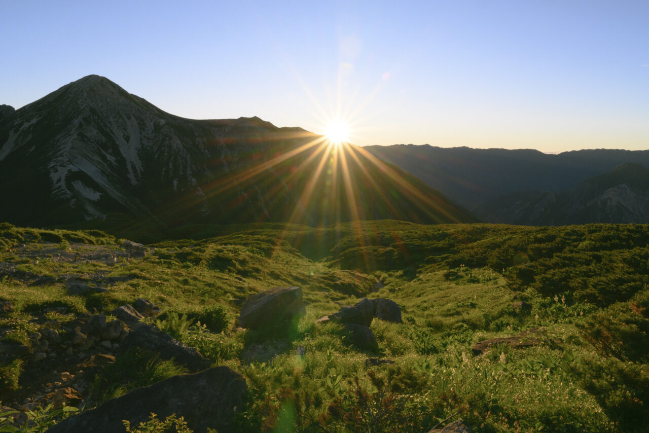 鷲羽岳の方から太陽が上がる
