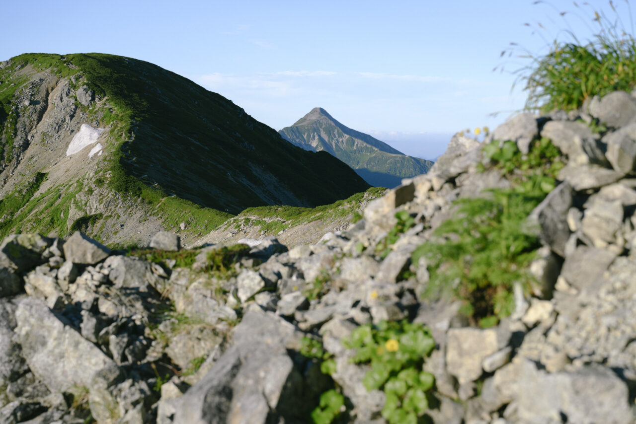 鞍部から見える笠ヶ岳