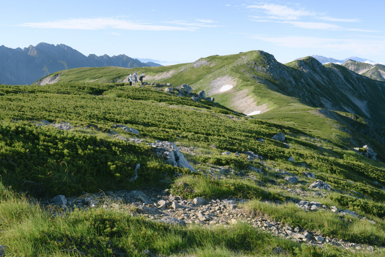 稜線を歩く登山者