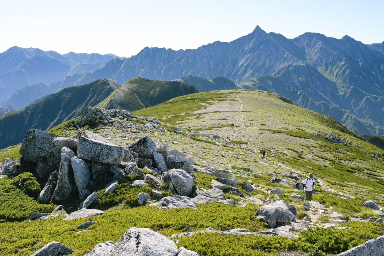 天空の滑走路と登山者