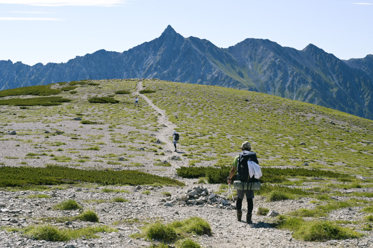 天空の滑走路を楽しむ登山者たち