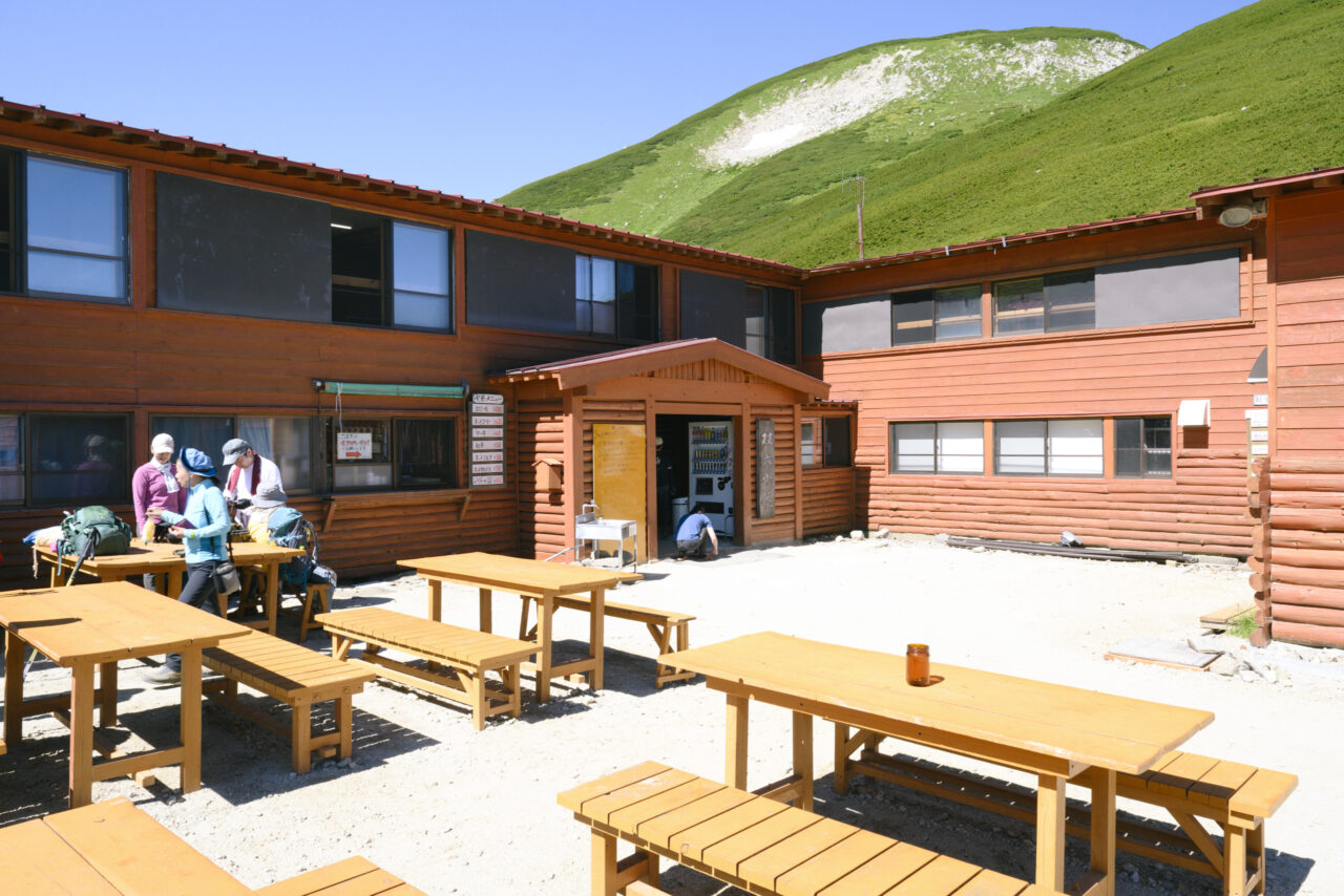 双六小屋で憩う人々