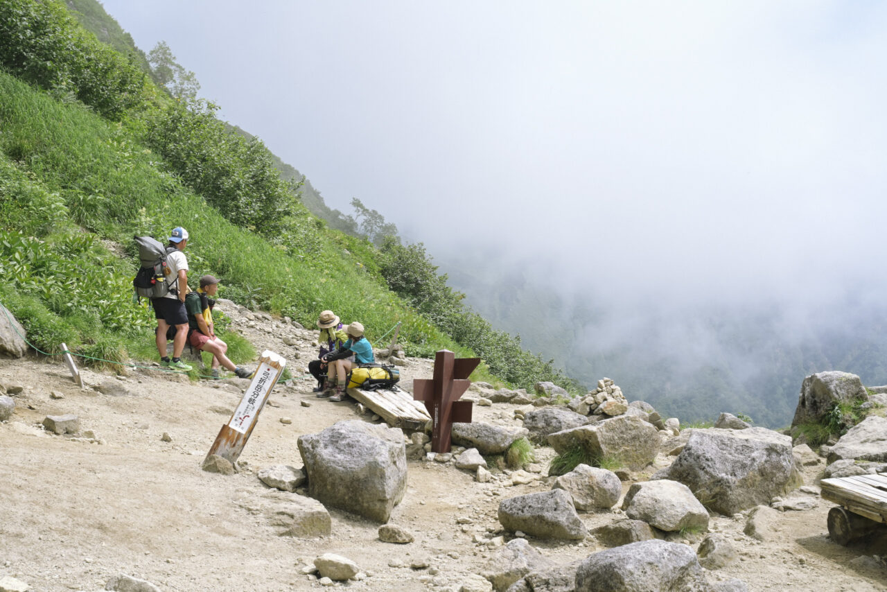 弓折乗越で休む人々