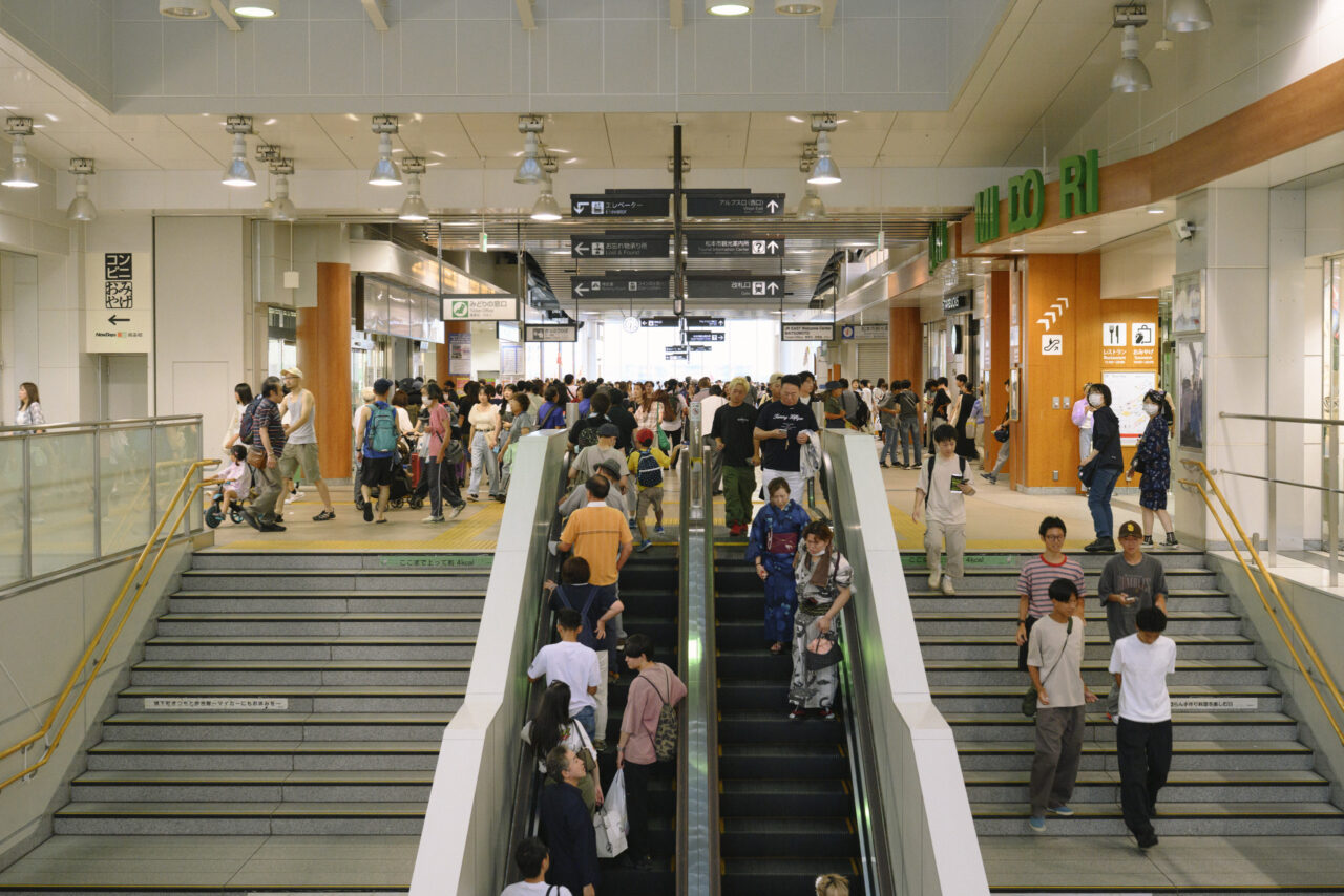 混雑する松本駅