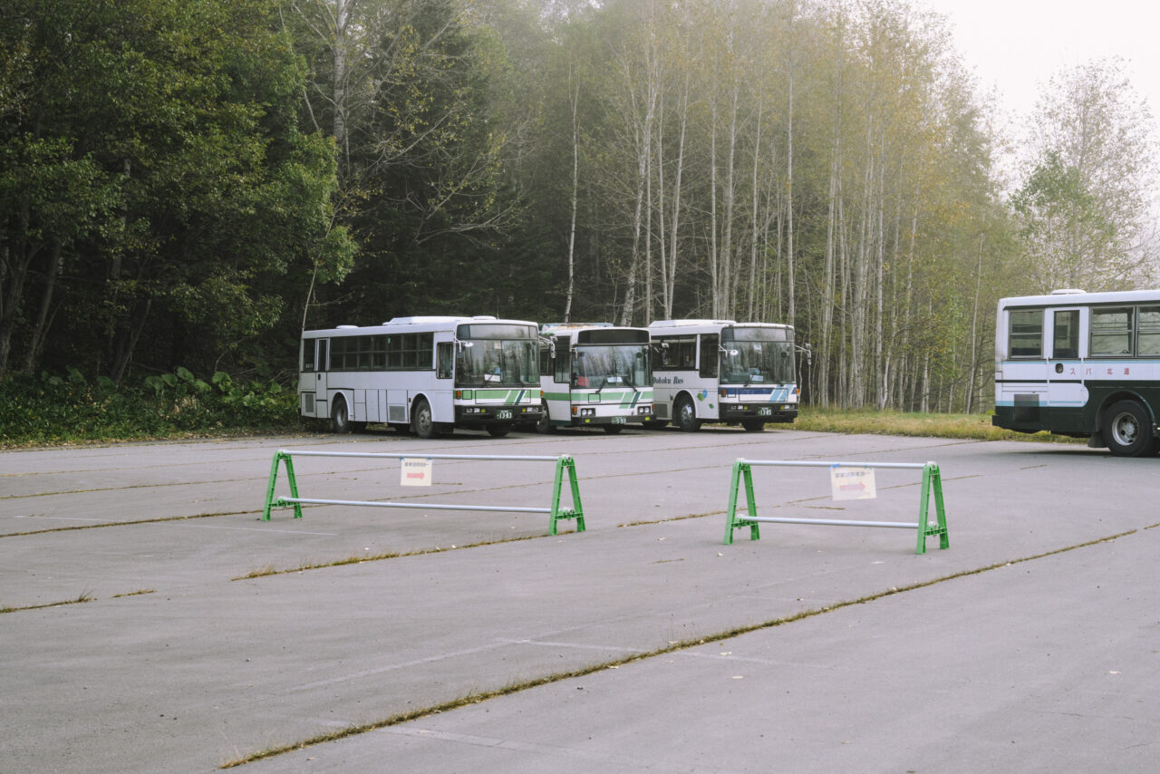 始発を待つスクールバス