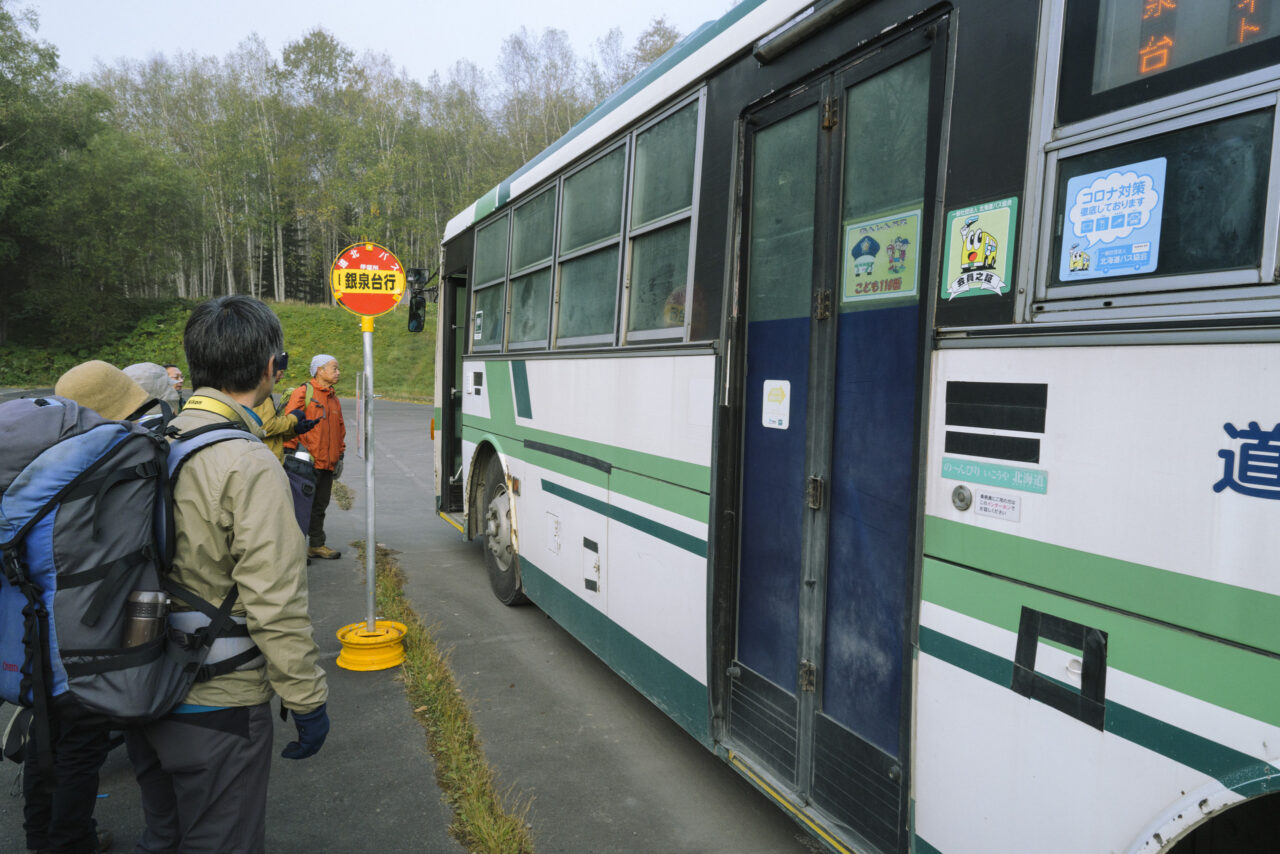 登山バスに乗る