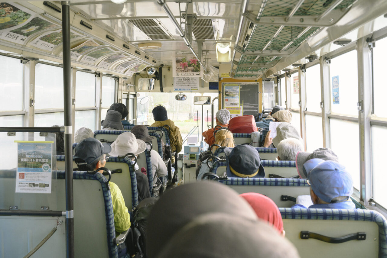 登山バス車内