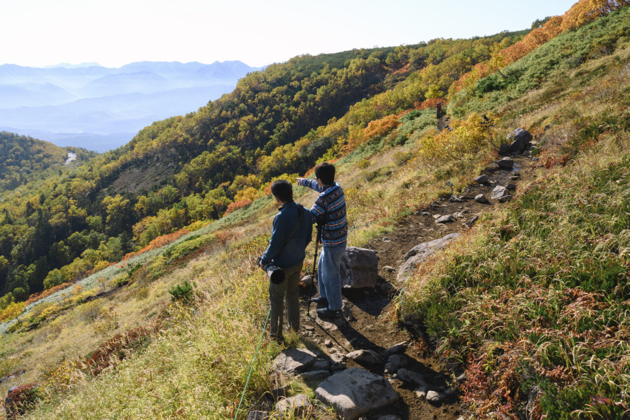 ナキウサギを探すカメラマン
