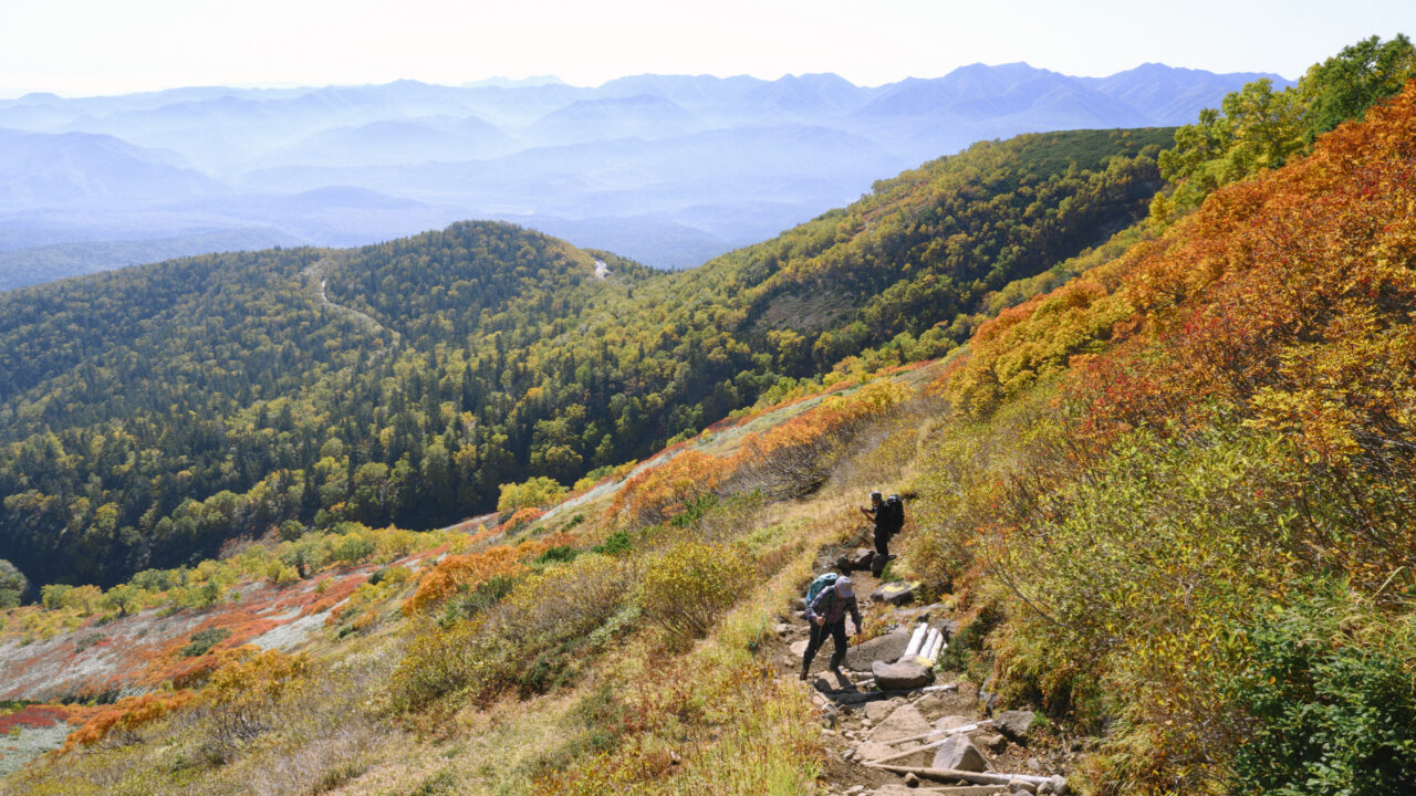 赤岳を登る人々